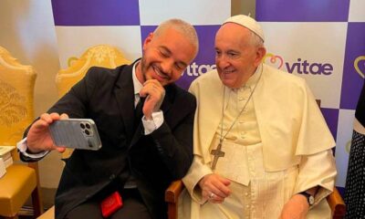 El papa Francisco y J Balvin
