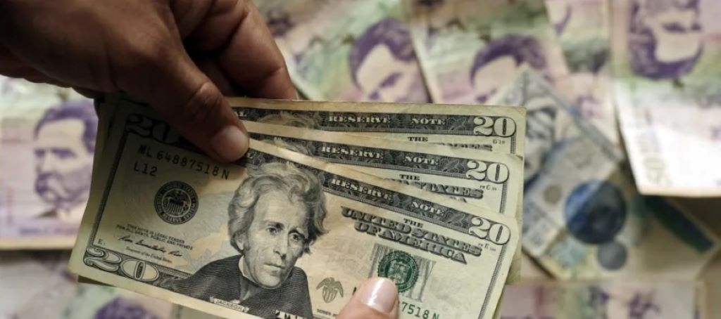 Dólar rompe la barrera de los 4.800 pesos - noticiacn