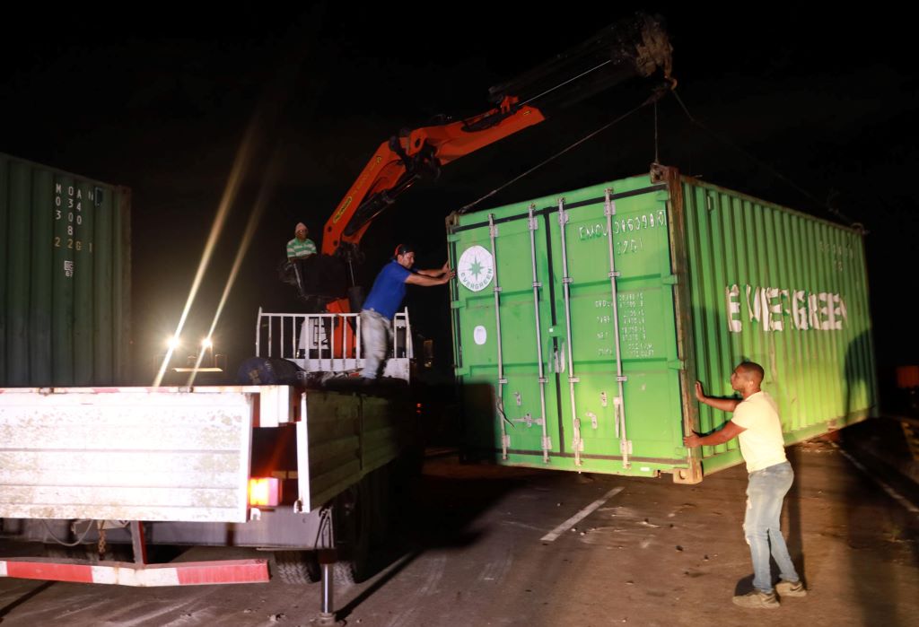 Venezuela retira contenedores del puente de Tienditas - noticiacn