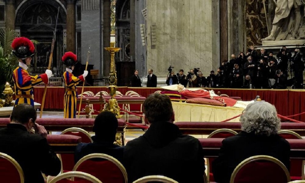 Abre capilla ardiente de Benedicto XVI - noticiacn