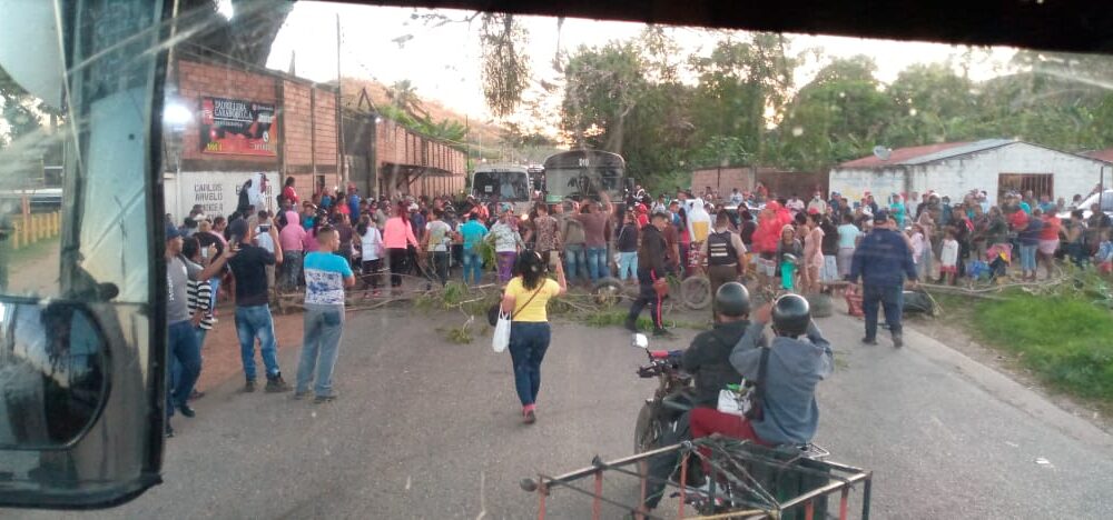 Protestan en Los Ilustres Güigüe por agua