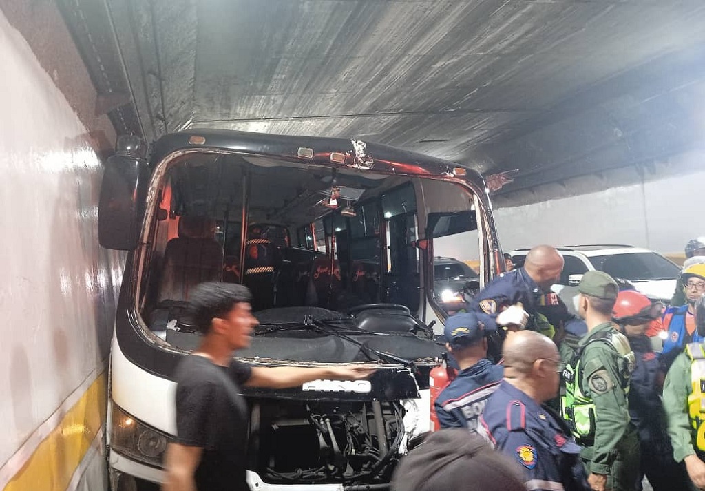 Fuerte choque en la autopista Caracas-La Guaira - noticiacn