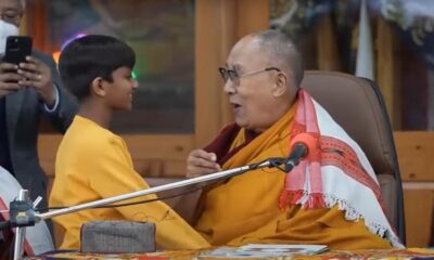 Dalái Lama besa a niño en la boca