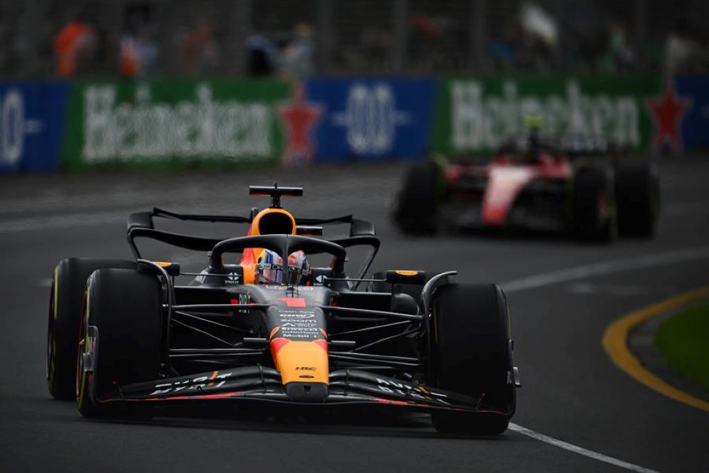 Max Verstappen delante de los Mercedes - noticiacn