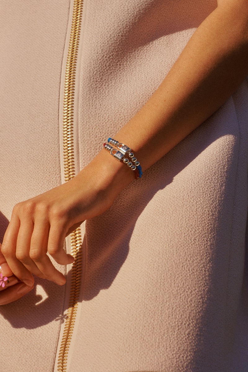 Louis Vuitton ha creado una nueva línea de joyería llamada Louis Vuitton  Lockit Collection. Inspirado por los canda…