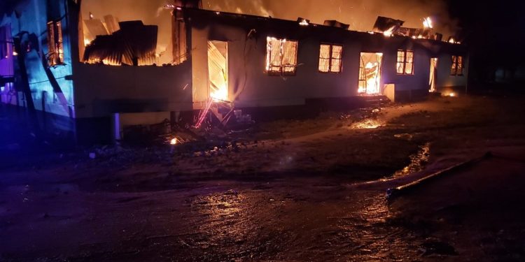 incendio en escuela de Guyana-acn