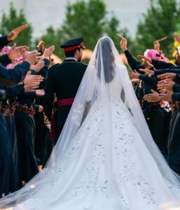 La princesa Rajwa Al Hussein de Jordania utilizó un Elie Saab Alta Costura hecho a la medida para su boda con HRH principe Al Hussein Bin Addullah, heredero al trono del Reino de Jordania