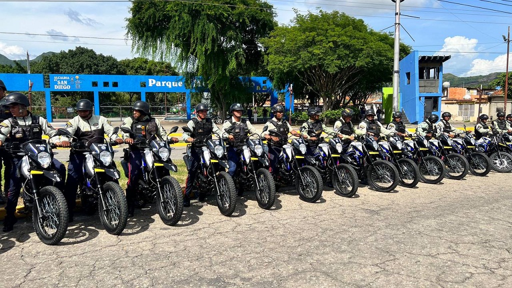 León Jurado  entregó 20 motos - noticiacn