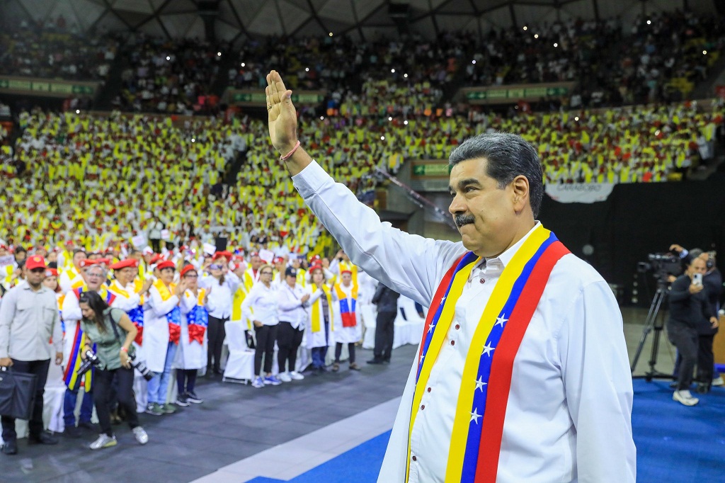 Maduro aprobó plan de becas - noticiacn
