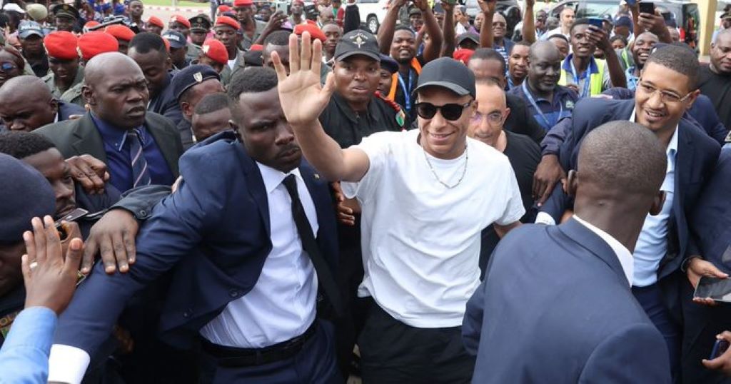 Mbappé de visita en Camerún - noticiacn