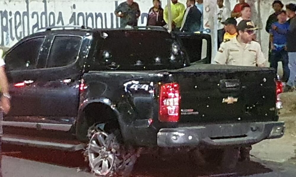 tirotearon vehículo alcalde de Ecuador - acn