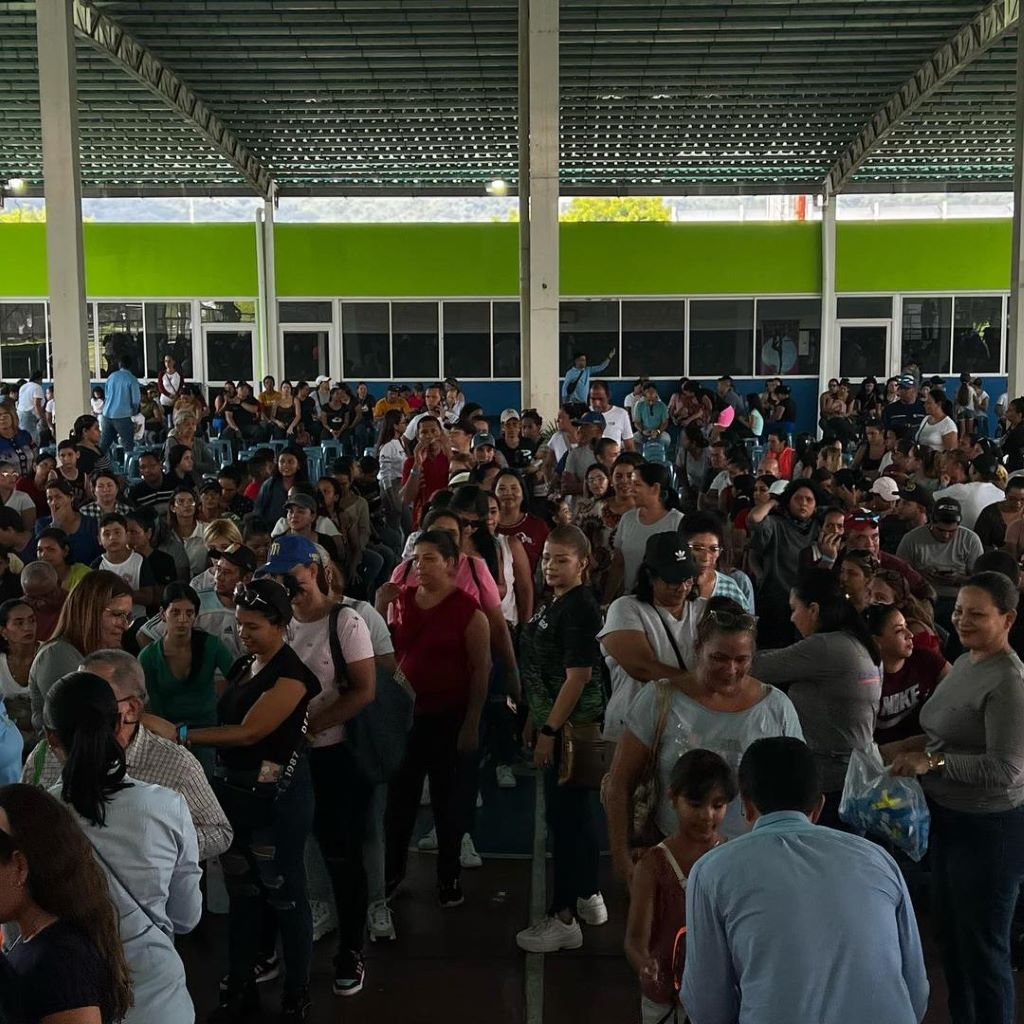 León Jurado entregó más de mil 600 kits escolares - noticiacn