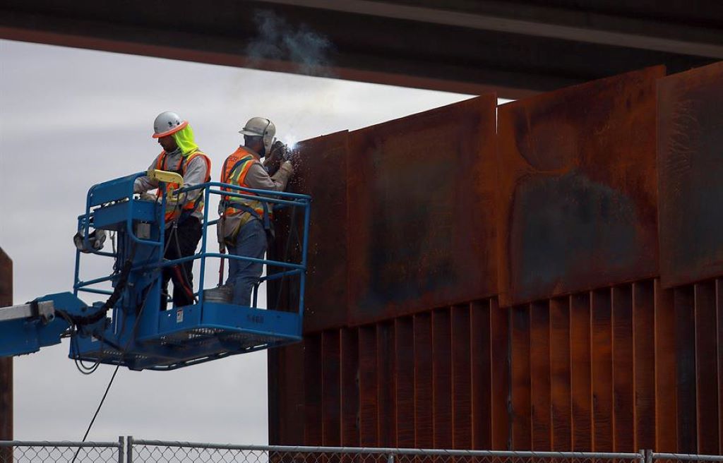 EEUU empieza a reforzar el muro fronterizo - noticiacn