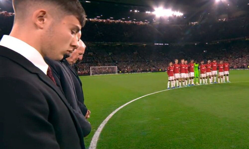 Manchester United rindió un sentido homenaje a Sir Bobby Charlton - acn