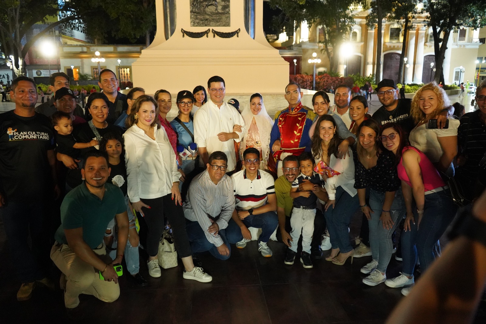 periodistas visita Plaza Bolívar de Valencia-acn