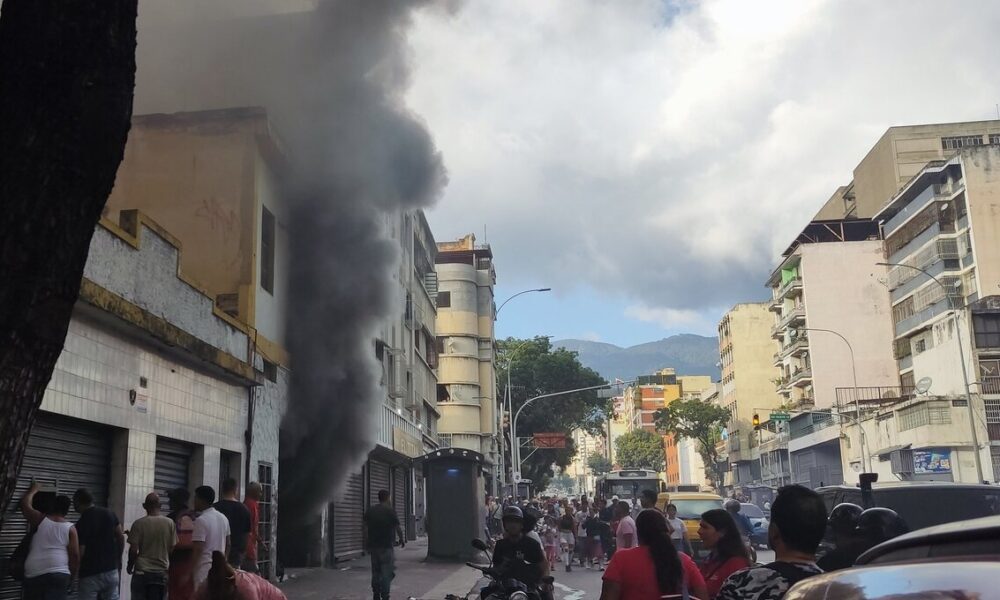 Incendio en edificio de Caracas - acn