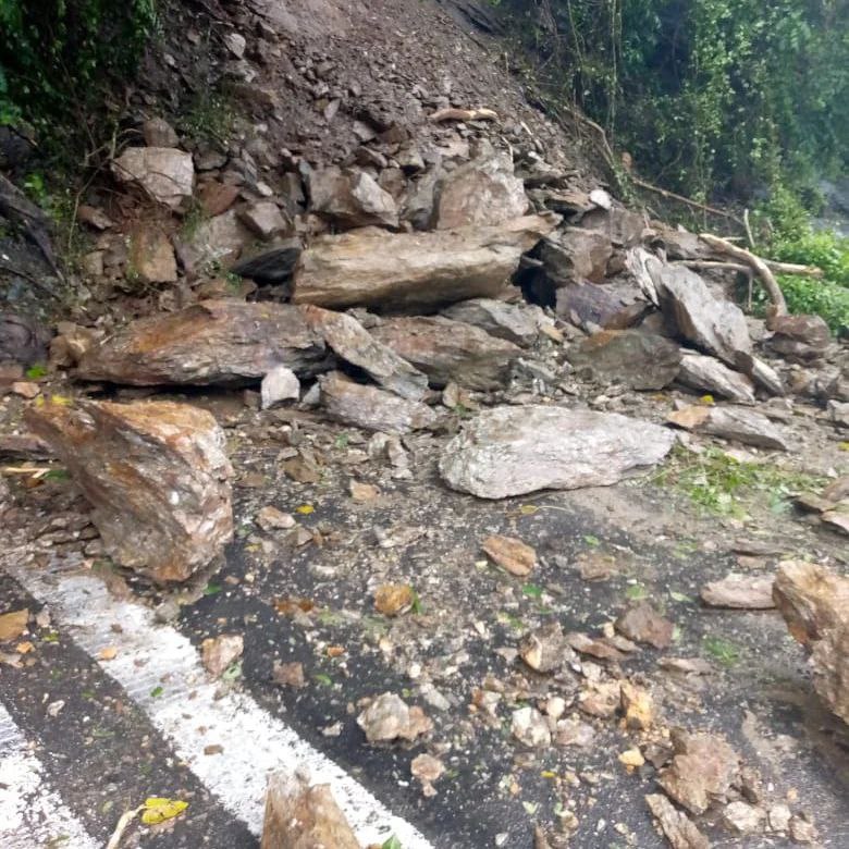 derrumbes en autopista Puerto Cabello