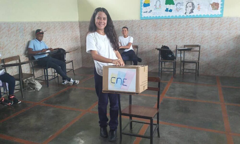 Bachilleres de Venezuela participan en referendo simbólico - noticiacn