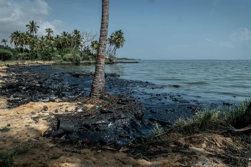 Extraen casi 135.000 toneladas de desechos del Lago de Maracaibo - noticiacn