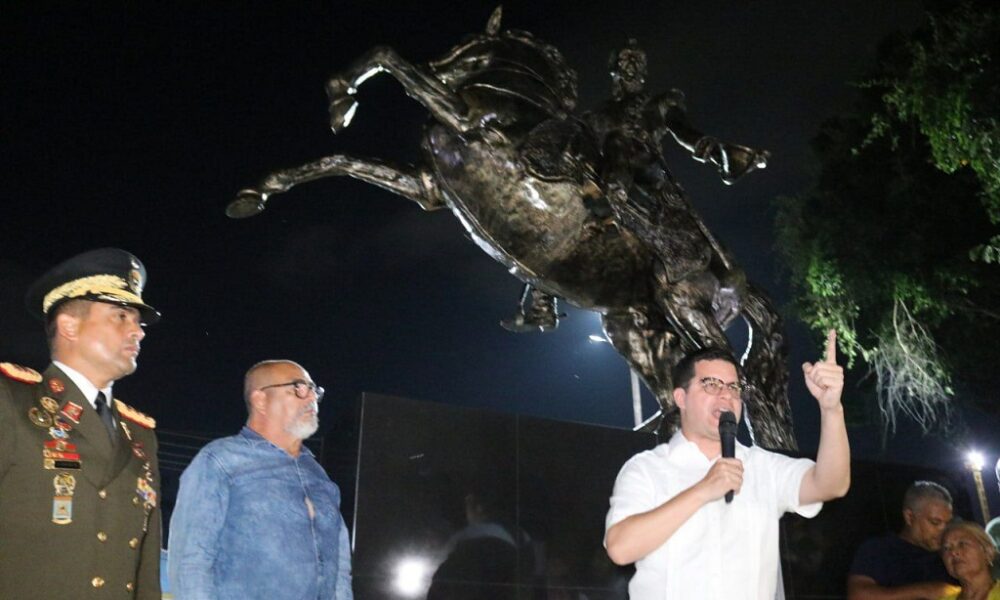 Fuenmayor develó escultura ecuestre de Simón Bolívar - noticiacn