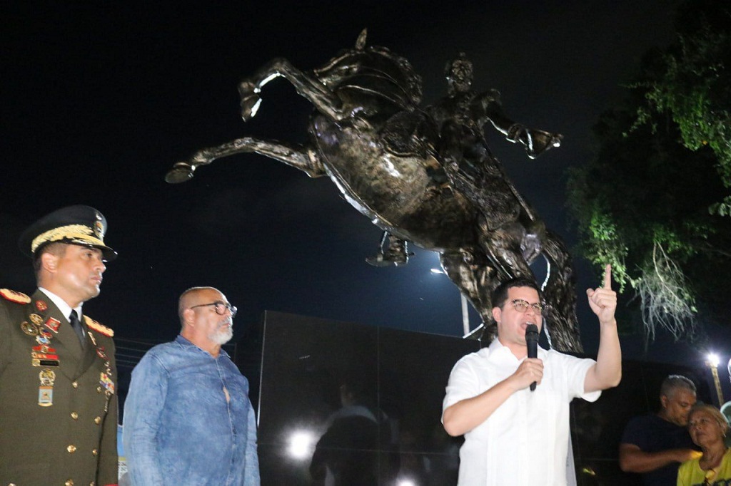 Fuenmayor develó escultura ecuestre de Simón Bolívar - noticiacn