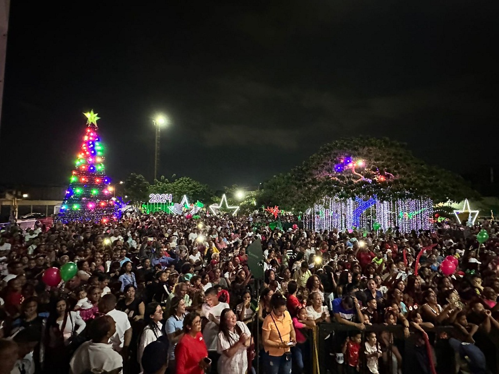 Fuenmayor llevó la Navidad a la Plaza Bolívar de Miguel Peña - noticiacn