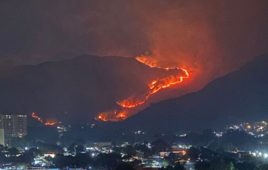 Gran incendio forestal en el parque nacional Henri Pittier - noticiacn