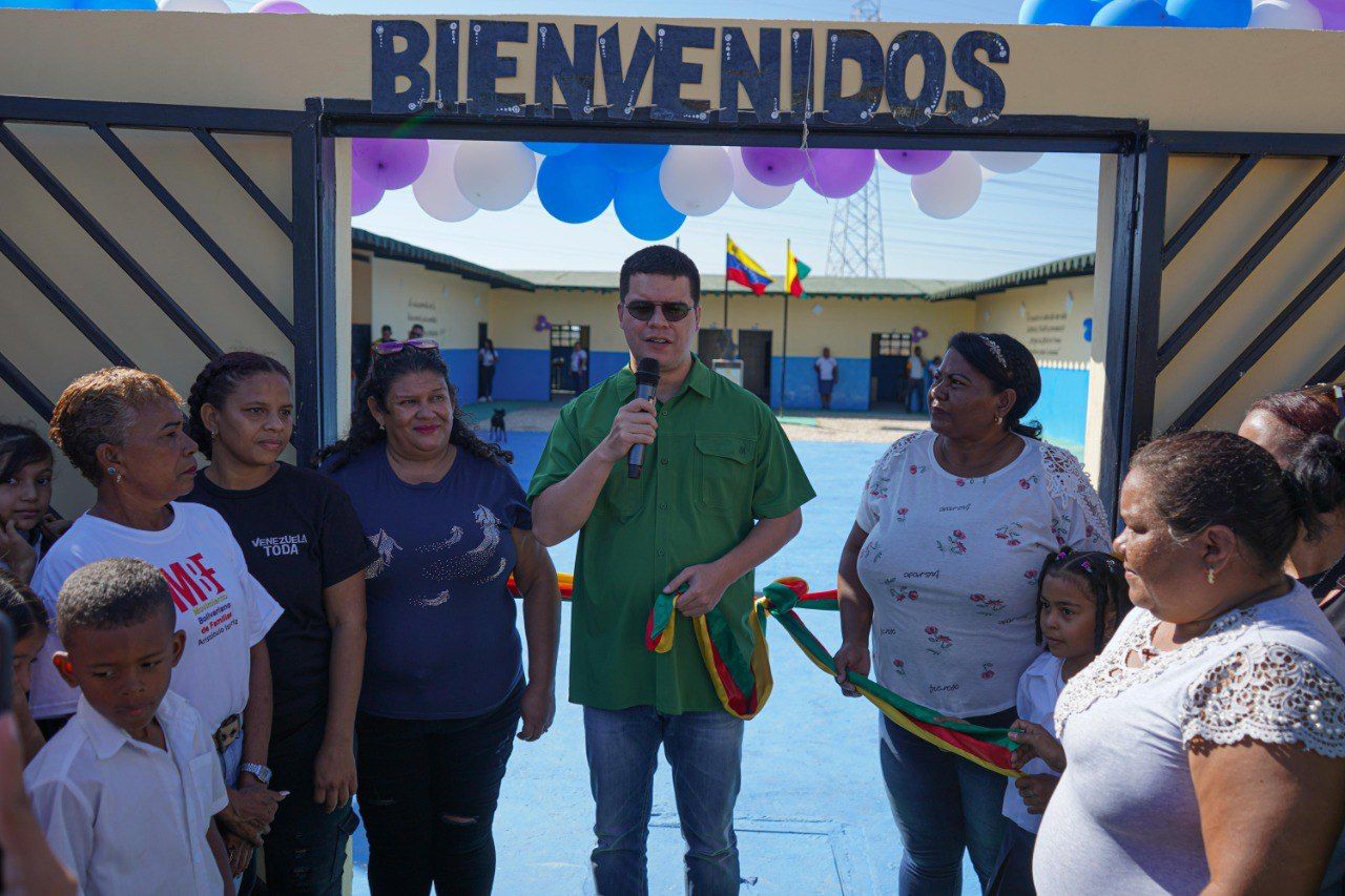 Alcalde de Valencia rehabilitó Escuela - acn