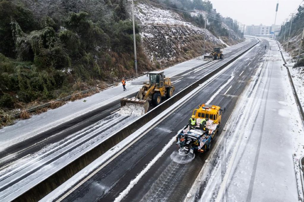 Conductores atrapados por nieve en carreteras del centro de China - noticiacn