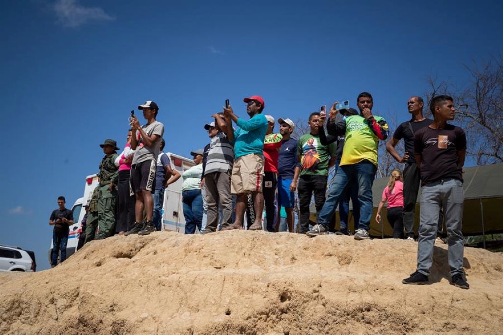 Lancheros persisten en la búsqueda de familiares en mina - noticiacn
