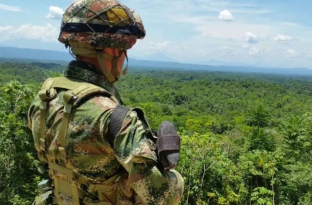 Un soldado colombiano asesina a tres militares - noticiacn