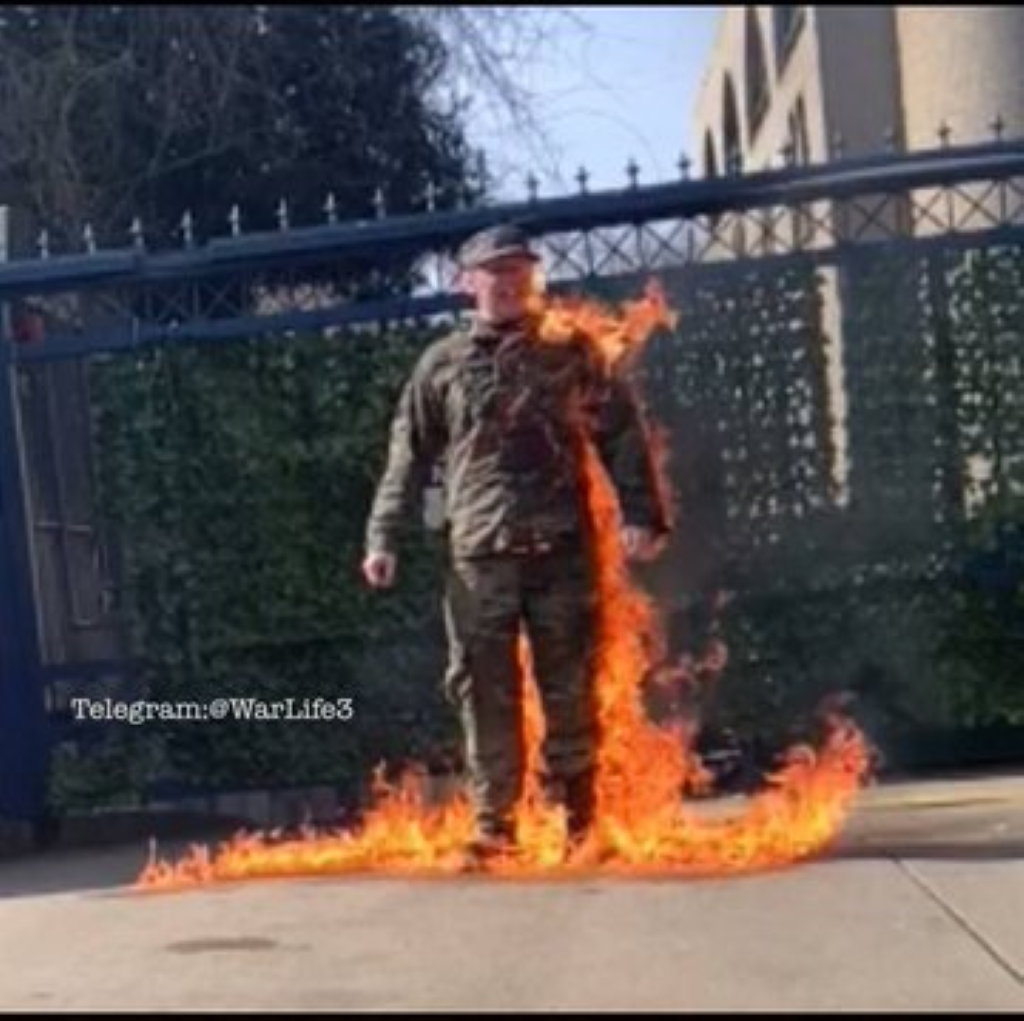 Un soldado estadounidense se inmola frente a la embajada israelí - noticiacn