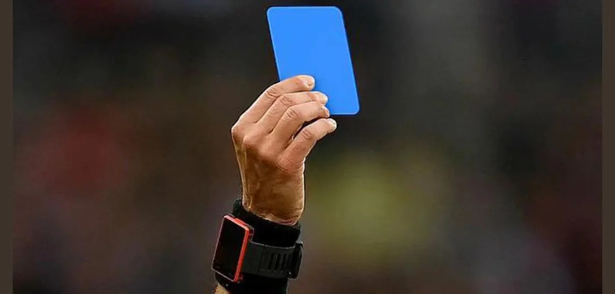 Una tarjeta azul suma el fútbol profesional.acn
