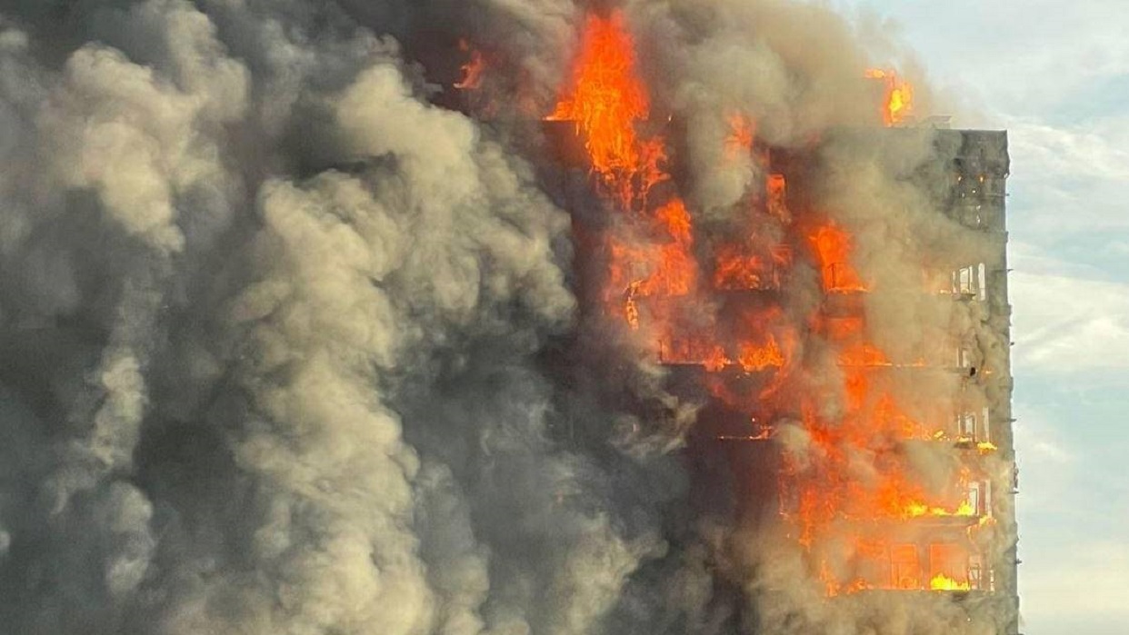 Voraz incendio en un edificio de 14 pisos en Valencia, España-acn