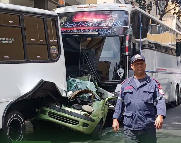 Vehículo quedó atrapado entre dos autobuses en la Avenida Lecuna de Caracas-Agencia Carabobeña de Noticias – ACN – Sucesos
