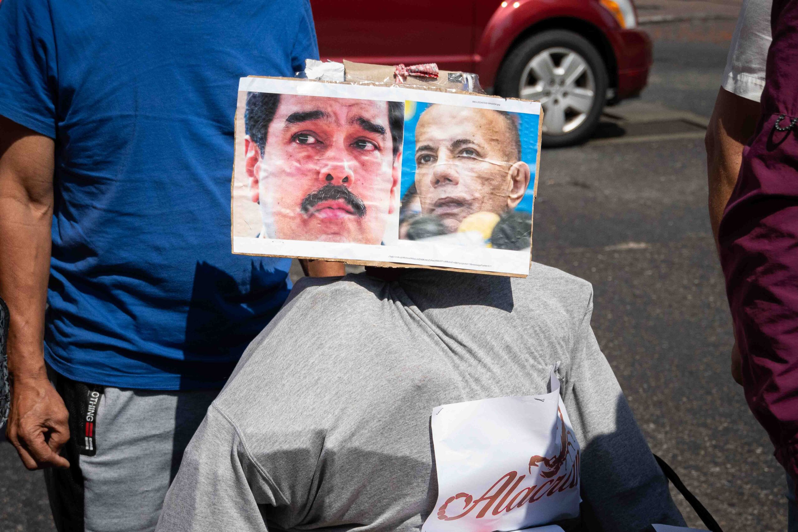 Caraqueños quemaron monigote con figuras de Rosales y Maduro -Agencia Carabobeña de Noticias – ACN – Noticias nacionales