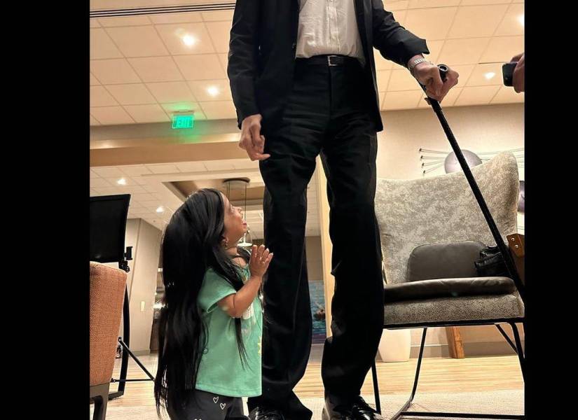El hombre más alto y la mujer más baja tienen un curioso encuentro en Estados Unidos-Agencia Carabobeña de Noticias – ACN – Noticias internacionales