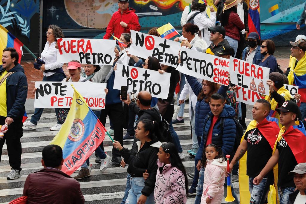 Colombianos protestan contra Gustavo Petro - Agencia Carabobeña de Noticias