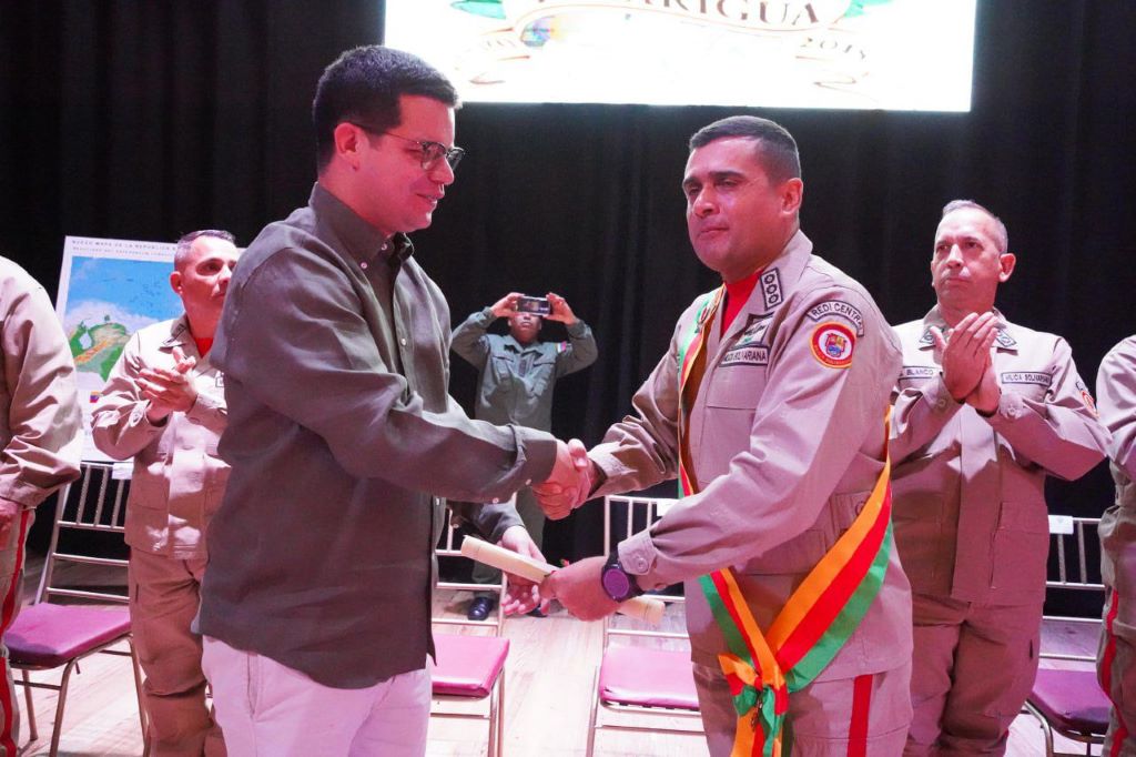 Alcalde Fuenmayor encabezó acto de ascensos de la Milicia Bolivariana en el Teatro Municipal de Valencia (6)