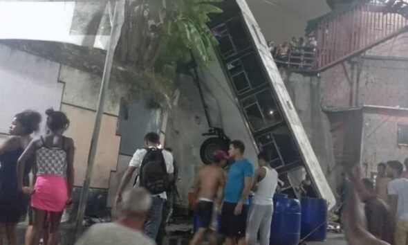 Autobús cayó al vacío en Petare-Guarenas - Agencia Carabobeña de Noticia - Agencia ACN - Noticias sucesos
