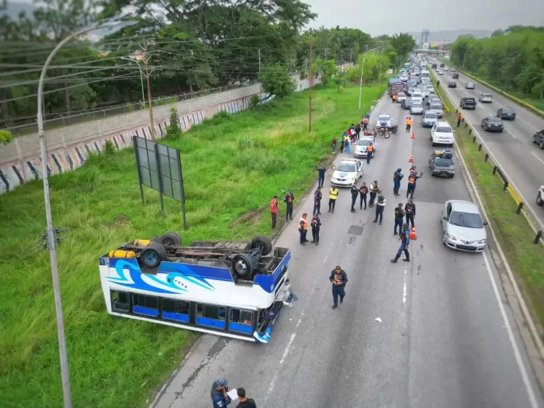 Volcamiento en Autopista del Este deja 11 heridos - Agencia Carabobeña de Noticias