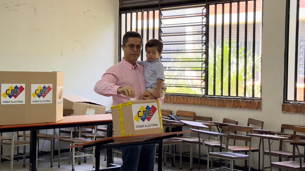 Alcalde León Jurado votó - Agencia Carabobeña de Noticias