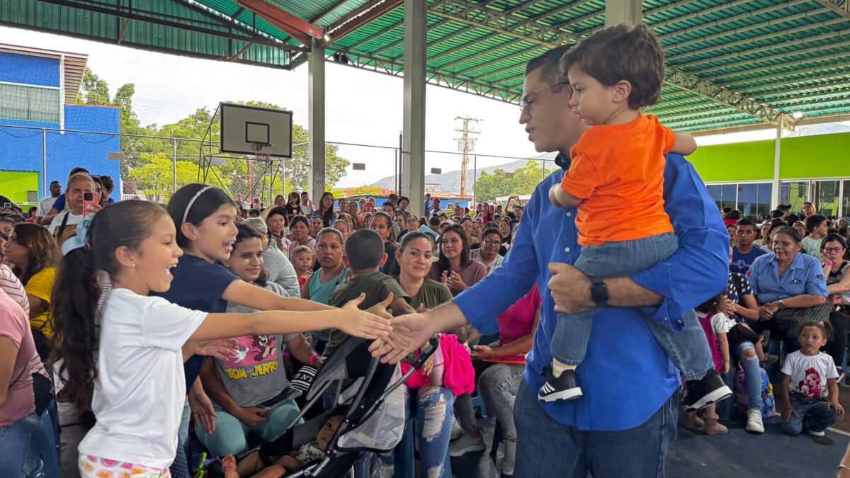 San Diego entrega kits escolares - Agencia carabobeña de noticias – acn 