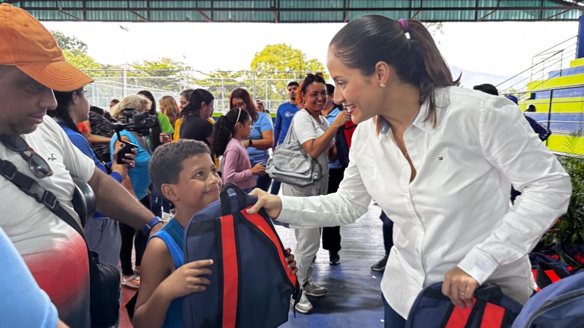 San Diego entrega kits escolares - Agencia carabobeña de noticias – acn 