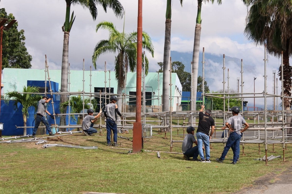 León Jurado inspeccionó instalación de tarima - Agencia Carabobeña de Noticias