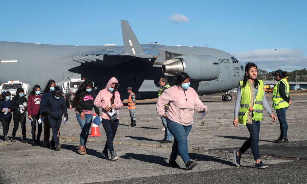 México desmintió supuesto rechazo a vuelo con deportados