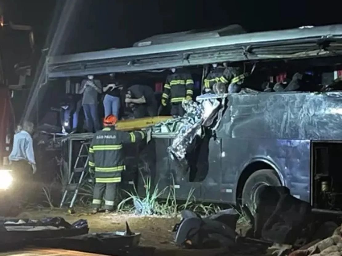 12 muertos por colisión entre camión y autobús en Sao Paulo