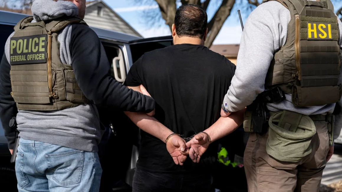 EE.UU. planea usar bases militares para inmigrantes detenidos