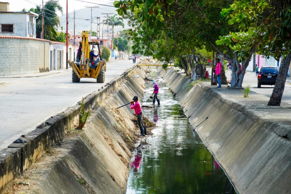 Ejecutan saneamiento de cauces de agua en Naguanagua