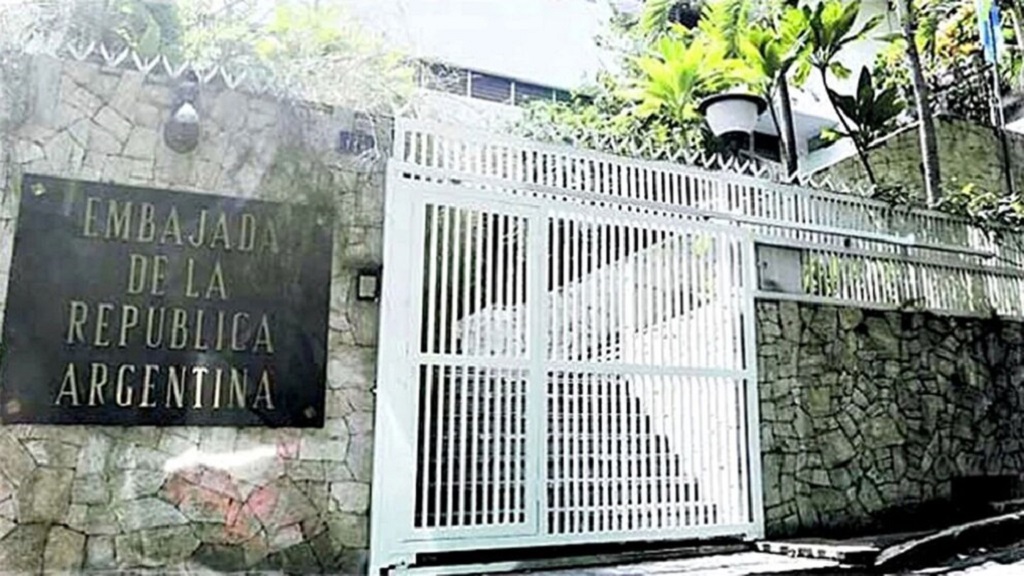 Opositores en embajada acusan falta de acción diplomática